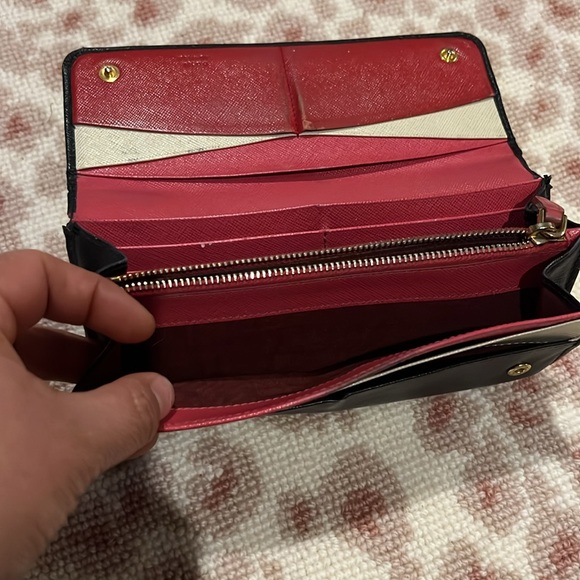 Authentic PRADA Wallet - Picture 5 of 9